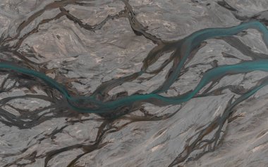 Volkanik kumda mavi buzul suyu tarafından oluşturulan birden fazla kanalın havadan çekilmiş fotoğrafı.