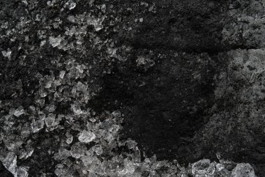 Toprakta küllerden yapılmış buzu yakın plan çek.