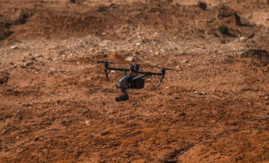 İzlanda 'da kuru bir çölde uçan profesyonel drone.