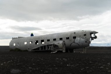 İzlanda 'da kara kumsala düşen uçakta oturan kişi. Yerden vurulmuş.