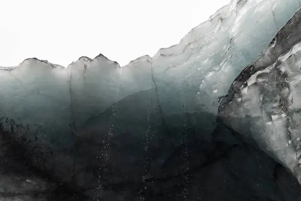アイスランドの青い氷の洞窟から落ちる水 — ストック写真