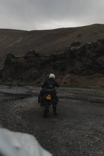 Uma Motocicleta Atravessando Rio Fora Estrada Nas Terras Altas Islândia — Fotografia de Stock