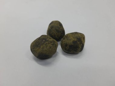 Beyaz arka planda izole edilmiş taze siyah patates.