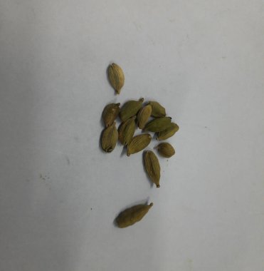 Beyaz arkaplanda kuru ve kuru yeşil çay.