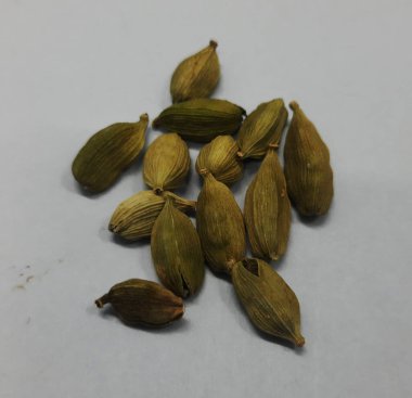 Beyaz arka planda kakule baharatı