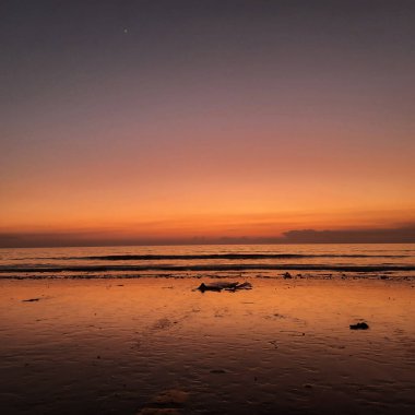 Denizin üzerinde gün batımı