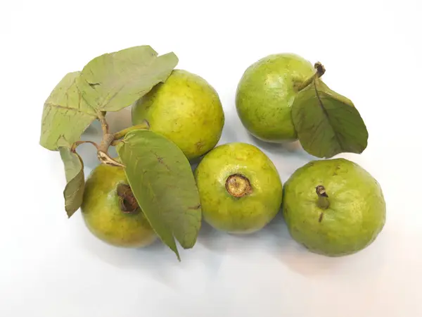Guava Meyveleri Beyaz Arkaplanda Izole — Stok fotoğraf