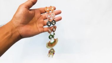 Hintli raksha han rakhi ile el ele tutuşan kadın rakhi, rakhi, bileklik için bileklik. Hint geleneksel Hint festivali