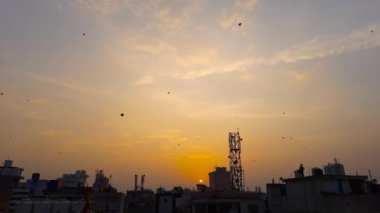 Hindistan 'da günbatımında gökyüzünde uçan güzel şehir manzarası.