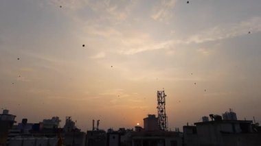 Hindistan 'da günbatımında gökyüzünde uçan güzel şehir manzarası.