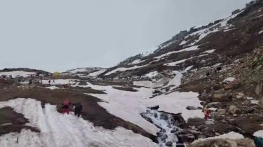 Güzel Dağ Karları Manzaralı Su Kampları Dağlık İzleme Kampları