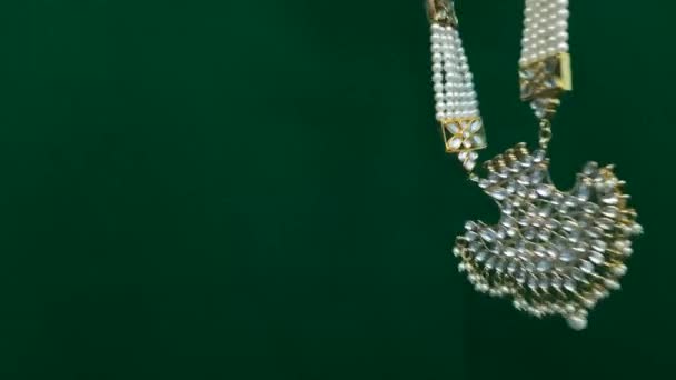 Perhiasan Mewah Dengan Latar Belakang Hitam — Stok Video