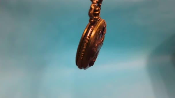 令人惊奇的铜裤子口袋时钟移动的马手表挂件 — 图库视频影像