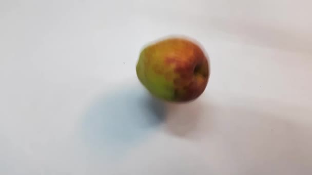 Jablko Padá Shora Třesení Bílém Pozadí — Stock video