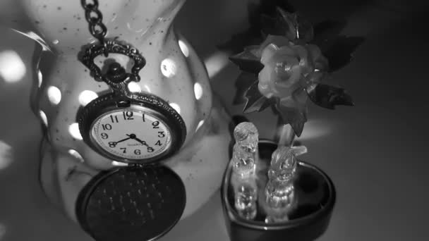 Schöne Liebesszene Bewegend Shaking Pocket Clock Monochrom — Stockvideo