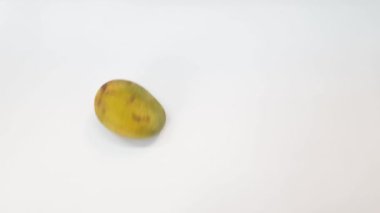 Doğrudan ağaçtan geliyor Beyaz kağıt üzerinde sallanan tatlı mango
