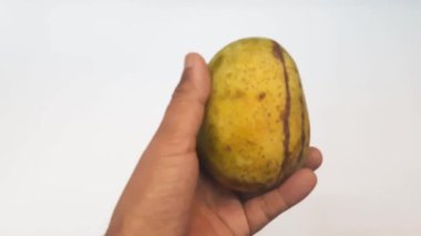 Tatlı Mango beyaz arkaplanı gösteren el