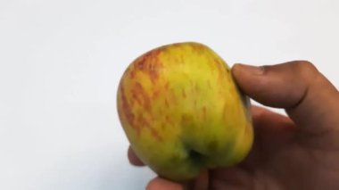 Man Hand beyaz arkaplanda Apple 'ı gösteriyor