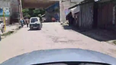 Sokakta araba sürerken görüntüsü bulanık