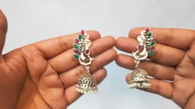 Elinde Hint mücevherleri var.