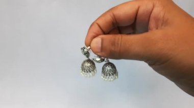 Beyaz arkaplanı olan el ele tutuşmalar.