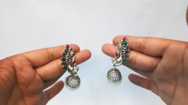 Hint geleneksel küpeleri.