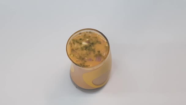 スタイリッシュなガラスで移動グラム小麦粉サルティ健康飲料のクローズアップ — ストック動画