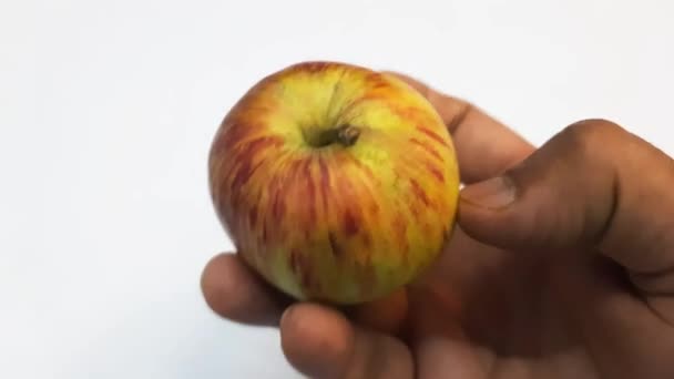 Mano Masculina Mostrando Manzana 360 Grados — Vídeo de stock
