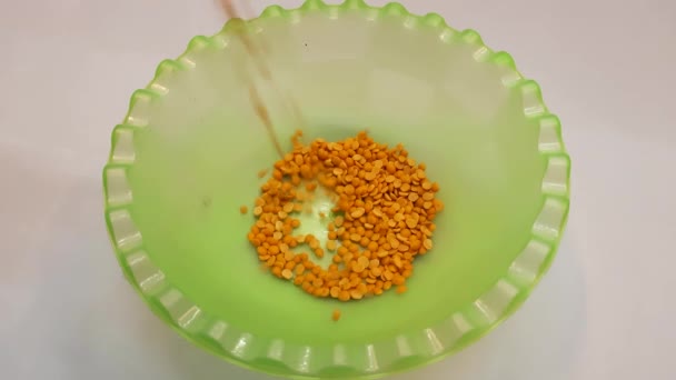 白底白碗里的绿米 — 图库视频影像
