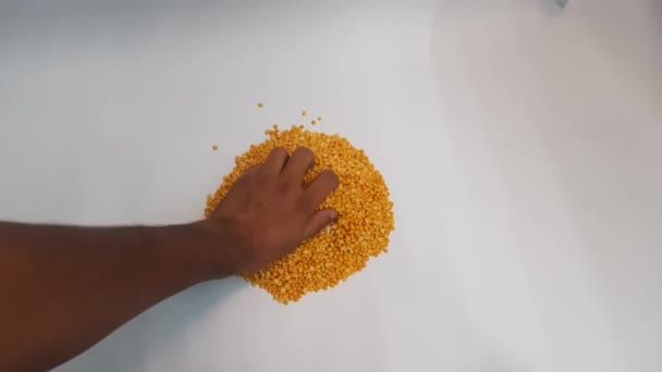 Fechar Mão Segurando Arroz Amarelo Tigela Branca — Vídeo de Stock