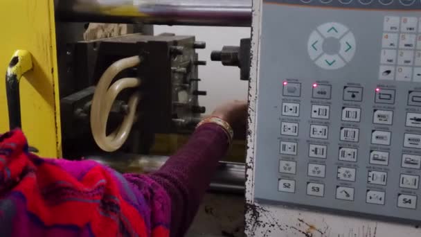 Arbeiter Bei Der Arbeit Einer Drehmaschine Fabrik Für Metallbearbeitung — Stockvideo
