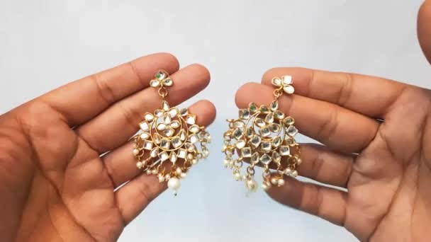 Luxury Golden Earrings Woman Hand Golden Stones — Stock Video