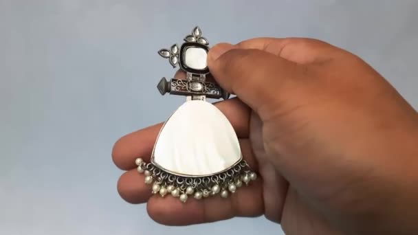 Egy Női Kéz Közelsége Amint Egy Ezüst Gyűrűt Tart Gyöngyökkel — Stock videók