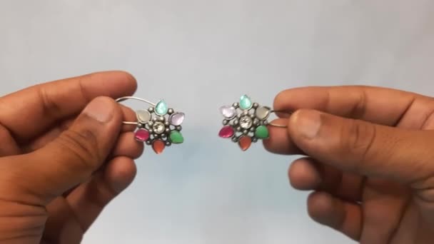 Ett Par Diamantörhängen Med Kvinnlig Hand — Stockvideo