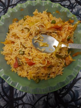 Beyaz arka planda sebzeli ve baharatlı kızarmış pirinç.