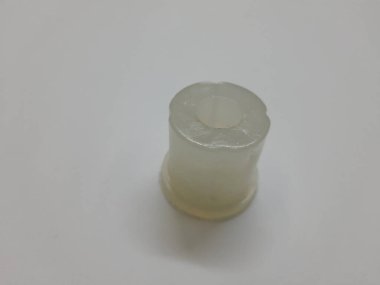 Siyah arka planda beyaz bir su damlasının yakın plan çekimi.