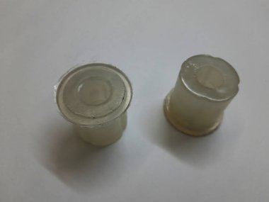 iki bardak su beyaz zemin üzerine.