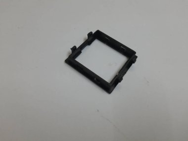 Bozuk akıllı telefon beyaz arkaplanda izole edildi