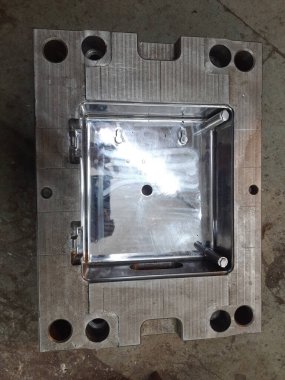 Siyah arkaplanda metal parçalar