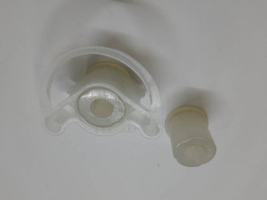 Beyaz arkaplanda su musluğu