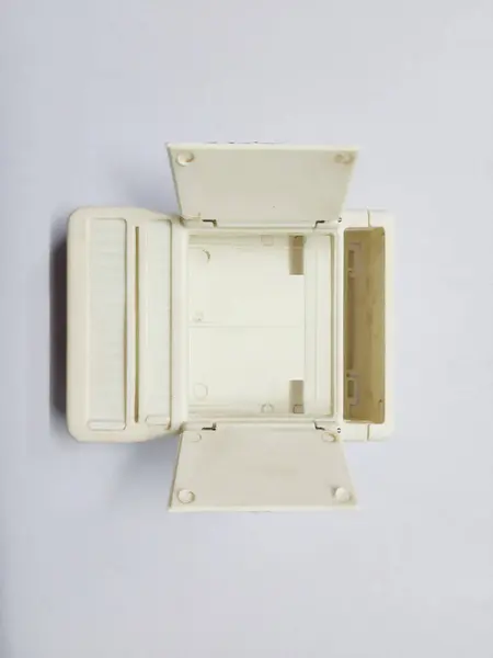 Beyaz arkaplanda klasik kamera