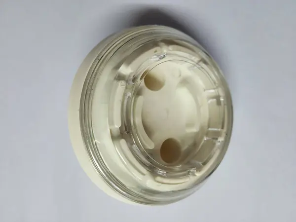 Beyaz krema kavanozunu kapat.