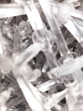 Mağazadaki beyaz arka planda plastik şişeler..