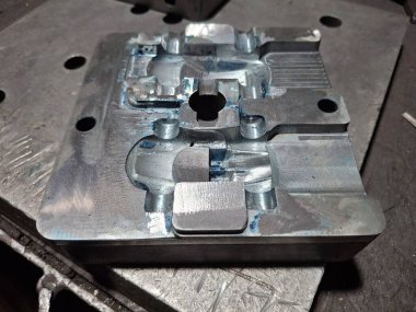 Siyah arkaplanı olan bir metal parçasını kapat