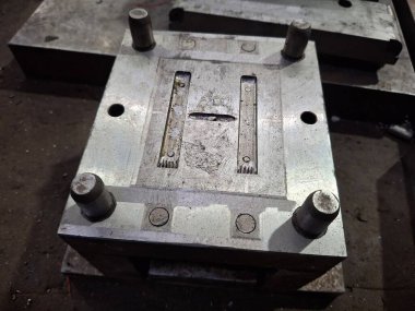 Büyük rakamlı metal plaka..