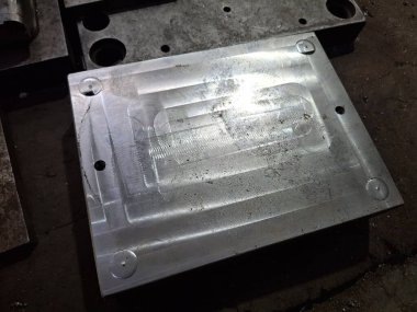 Bir araba motorunun görüntüsünü kapat