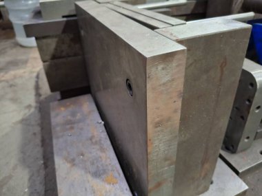 Ahşap bir masanın manzarasını kapat.