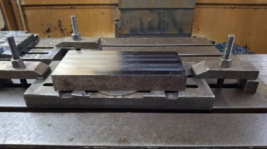 Metal saplı metal levha