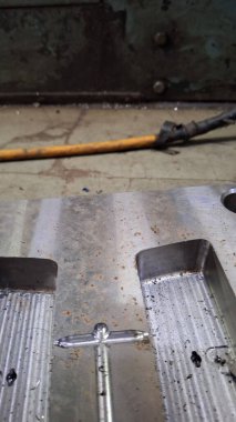 Yerdeki metal boruları kapatın.