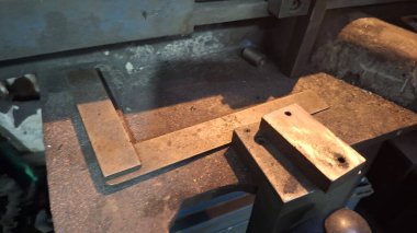 Ahşap masalı metal boru.